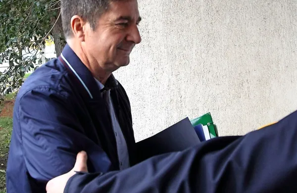 Na sodišču v Kopru bi se moral Robert Časar izreči o krivdi za 
očitano zlorabo položaja pri najemu varnostne službe, a je 
predobravnavni narok že tretjič padel v vodo.