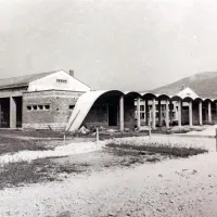 Gradnja stavbe leta 1951. Arkade med Parkovo kavarno in 
restavracijo so bile dolgo eden najbolj prepoznavnih arhitekturnih elementov mesta. 