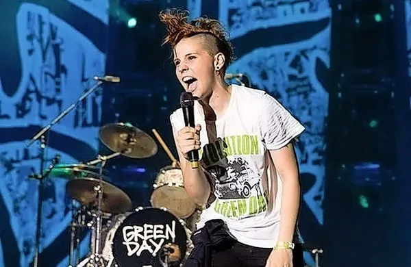 Fotografija z Rebeko Backer, ki jo je na svojih družabnih omrežjih objavila skupina 
Green Day.