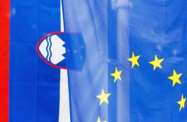 Slovenija v tem trenutku v povezavi z NLB ne krši nobenih 
zavez, naprej pa ne moremo ugibati, so  sporočili viri pri EU.