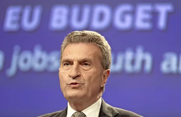 Evropski komisar za proračun Günther Oettinger je ocenil, da 
bi zapleti na Otoku lahko porušili časovnico za brexit.