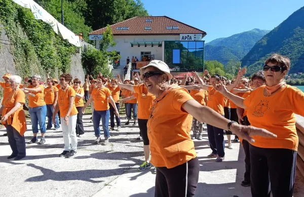 Druženje z gibanjem in smehom ohranja zdravje.