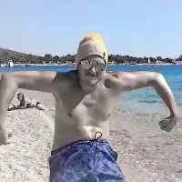 Smaal Tokk svojo drugo ploščo odpre s pesmijo Mucki, srčki, 
risanke an sladoled, ki je lani zaživela tudi v poletnem 
videospotu. 