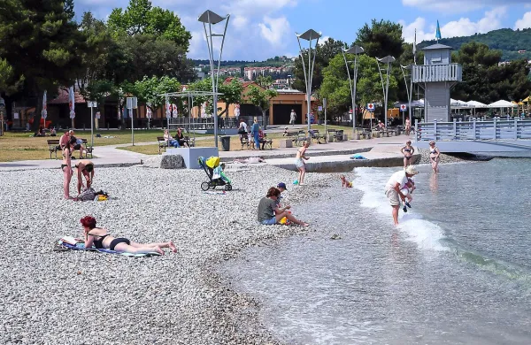 Koprsko kopališče je sicer majhno, a zelo priljubljeno med 
družinami.