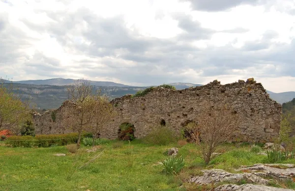 Od 13. stoletja je bila vas del obrambnega pasu, ki je obdajal 
koprsko ozemlje. V 15. stoletju so ga Benečani še bolj utrdili 
za potrebe obrambnega tabora, imenovanega kaštel.