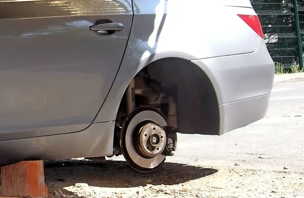 Tat je z BMW-ja ukradel vsa štiri platišča z gumami.