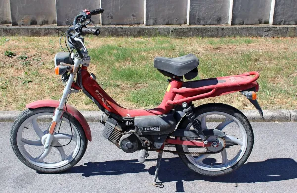 Na podlagi raznih evidenc so ugotovili, da moped sicer ni 
zabeležen kot ukraden, a obstaja velika verjetnost, da je bil 
ukraden in je tako predmet kaznivega dejanja.