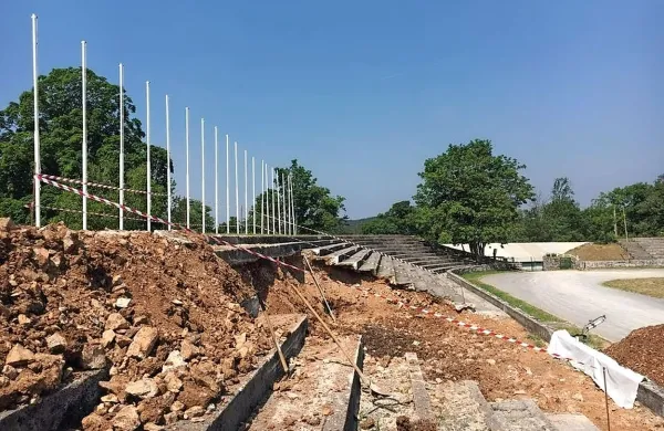   Uprava Kobilarne Lipica želi med obnovitvenimi deli hipodroma   imeti pred fotoaparati in vprašanji novinarjev mir. 
Fotografija je  del delovnega gradiva projektanta.   