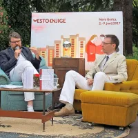 Luka Novak (levo) je  z Luko Lisjakom govoril o mestnem 
nezavednem, ki ga opisuje v svoji knjigi Podzemna železnica 
kot urbano nezavedno.
