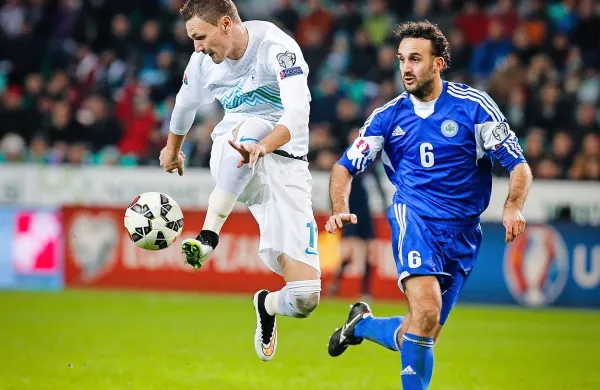 Milivoje Novaković (levo) danes končuje dolgo nogometno 
pot, med katero je nastopil tudi na svetovnem prvenstvu leta 
2010.