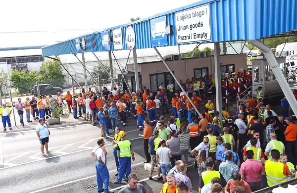 Družba SŽ-Tovorni promet po osmih mesecih znova zahteva 
od Luke Koper, da ji povrne škodo (1,8 milijona evrov), ki naj 
bi ji nastala pred letom dni, ko so delavci Luke zaradi ravnanja 
vlade nekaj dni blokirali pristanišče.