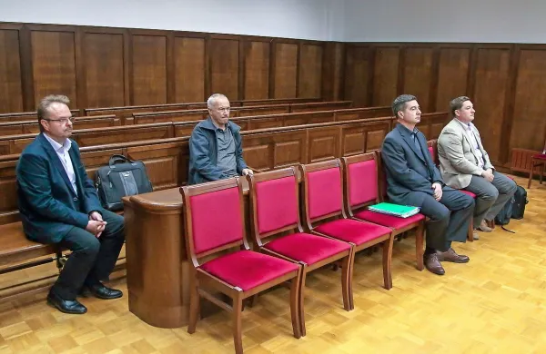 Roberta Časarja (drugi z desne) so včeraj na sodišče spet pripeljali iz koprskega zapora, kamor 
so ga pred dnevi premestili z Doba, kjer je prestajal kazen zaradi Orleške gmajne (na fotografiji 
prvi z leve Jožef Pavlinjek, ob njem Mevmed Šerifoski ter prvi z desne Milan Pučko).
