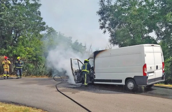 Koprski in izolski gasilci so pogasili goreči kombi.