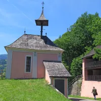 Cerkev ločuje cesta, zato se je je prijelo ime razdeljena 
cerkev.