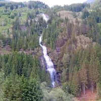 Dolini reke Malte pravijo tudi dolina padajoče vode. Na 
fotografiji je le eden od številnih slapov.
