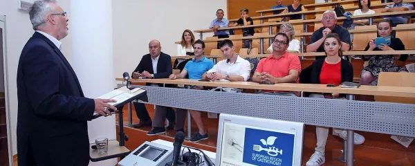 Dr. Aleš Gačnik (v ospredju) je k razpravi o gastronomskem 
turizmu povabil (sedijo v prvi vrsti z leve) Saša Dravinca, 
Tomaža Bevčiča, Mateja Zara in Petra Pelicona. 