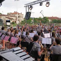 Poslušalce so najprej ogreli komenski glasbeniki.