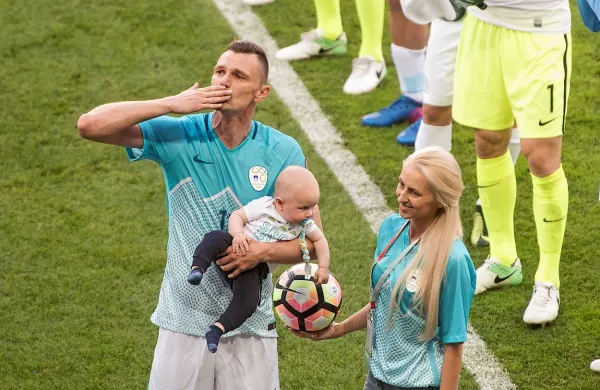 Tako se je od občinstva s sinčkom Nikolasom v naročju (ob 
njem je soproga Martina) poslovil Milivoje Novaković.