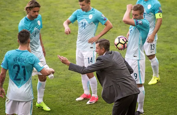 Srečko Katanec je v prekinitvah živahno delil  nasvete z roba 
igrišča. 
