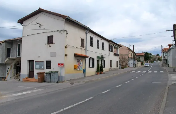 Po sobotni nesreči na prehodu za pešce v Čežarjih domačini 
opozarjajo, da številni vozniki po tej cesti vozijo hitreje, kot je 
dovoljeno, zato od odgovornih pričakujejo, da bodo poskrbeli za večjo varnost.
