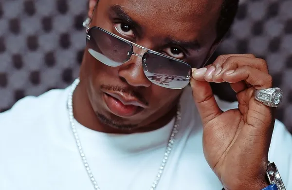 Raper Diddy s polnim imenom Sean John Combs se je s 130 
milijoni dolarjev letnega zaslužka zavihtel na prvo mesto 
seznama najbogatejših slavnih osebnosti. 