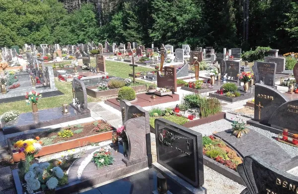 Tudi s hrpeljskim pokopališčem upravlja Komunalno-stanovanjsko podjetje Sežana. 