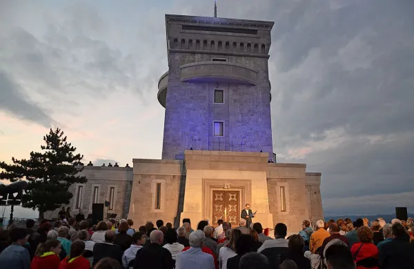 Čeprav še ni dokončan, pomnik letno privablja približno 16.000 obiskovalcev.
