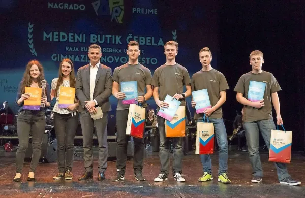 Zmagovalki tekmovanja Popri 2017 v kategoriji dijakov 
Rebeka Udvanc in Raja Kužnik (levo) zmagovalno idejo 
predstavljata  v ZDA.