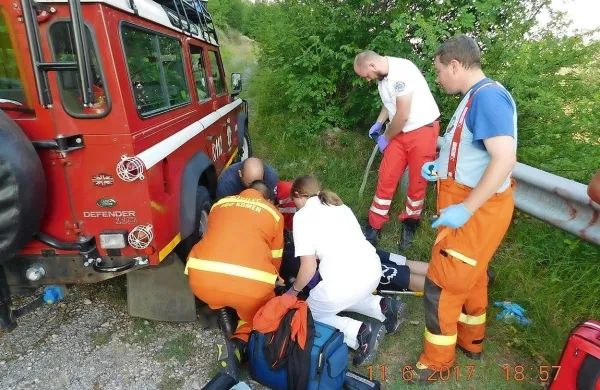 Komenski gasilci in sežanski reševalci so oskrbeli huje 
poškodovanega padalca.