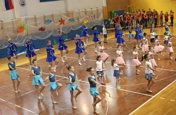 Domača Twirling in mažoretna skupina je povsem napolnila 
dvorano v Prvačini. 
