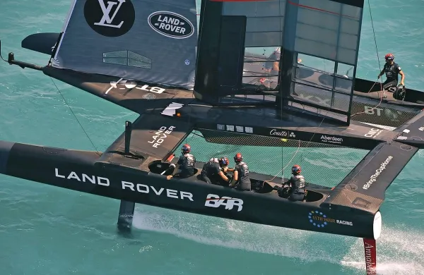 Ben Ainslie je z Land Roverjem britanske sanje o pokalu 
Amerike končal v četrtfinalu.