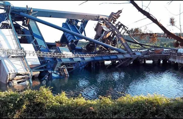 Luško dvigalo, v katerega se je minulo sredo zaletela ladja in 
se je zato zvrnilo na obalo, gre v razrez. 