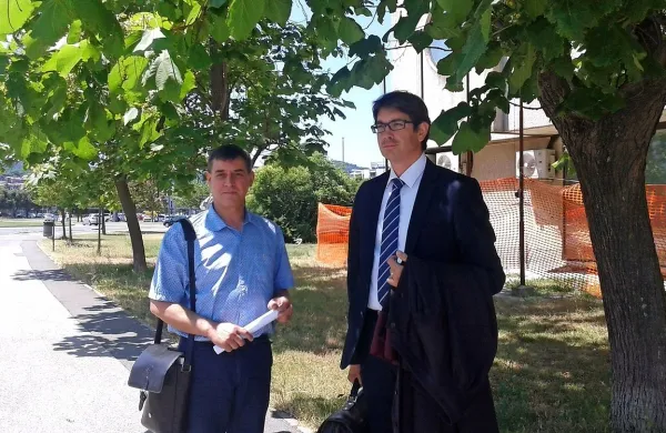 Odvetnik Aleš Štravs (desno) in Darko Darovec, ki je zdaj 
zaposlen na Univerzi Ca' Foscari v Benetkah in na mariborski 
univerzi, po včerajšnji razglasitvi sodbe.

