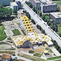 Najbolj prepoznaven element hotela, predhodnika Perle, ki 
so ga odprli leta 1976, je bila rumena poliestrska streha. 
Zanimiva, a pretežno neuporabna, saj je kmalu začela 
puščati.