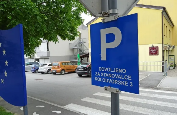 Do parkirnih mest na svojem zemljišču so stanovalci bloka 
najprej poskušali priti s tablami, a to ni zaleglo.