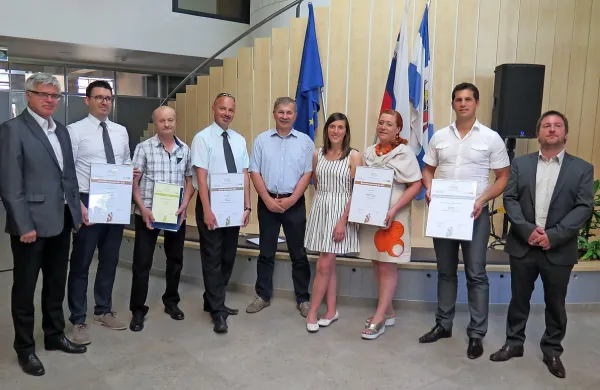 Dobitniki priznanj za najboljše inovacije v Primorsko-notranjski regiji. 