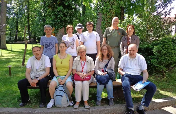 Udeleženci projekta Vključujemo in aktiviramo v Postojni s 
strokovno delavko Katjo Mrzlić (druga z leve zgoraj) in 
mentorjem Lenartom Zajcem (drugi z desne zgoraj)