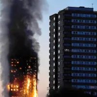 Stanovanjsko stolpnico Grenfell Tower v predelu Londona 
West London je zgodaj zjutraj zajel požar, ki se je iz drugega 
nadstropja razširil vse do vrhnjega 24. nadstropja.
