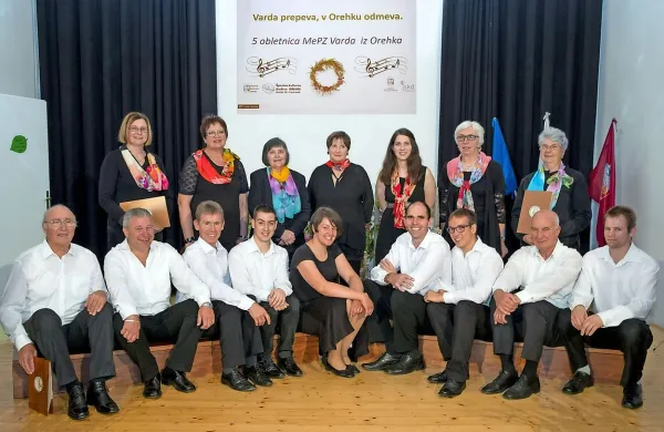 Že od ustanovitve  decembra leta 2011  jih vodi mlada in 
zagnana zborovodkinja Ana Celin (v sredini prve vrste), 
trenutno pa   v zboru prepeva 16 ljubiteljev zborovske pesmi - 
večina jih prihaja iz Orehka, nekaj pa jih je tudi iz okoliških 
vasi.