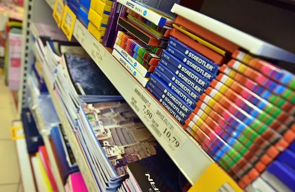 Slovenska karitas je  začela dobrodelno akcijo Otroci nas 
potrebujejo, namenjeno zbiranju šolskih potrebščin in denarne pomoči za socialno ogrožene otroke.