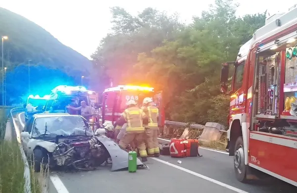 Pri Peršetih se je voznik z avtom zaletel v betonsko ograjo 
mostu.
