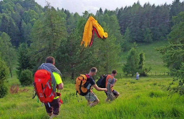 Prijatelji so 58-letnika več ur pogrešali, nato pa so s Kobale 
reševalci opazili njegovo padalo.