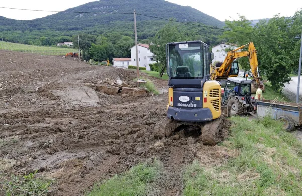  Naliv pred nekaj dnevi je prehitel najemnika vinograda pri 
urejanju odvodnjavanja. 