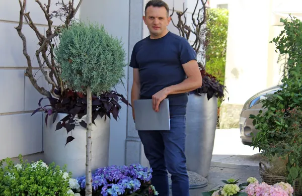  Idrijski Florist Ivo Uršič za konec tedna napoveduje  atraktivno cvetličenje Idrije in ustvarjanje 
modnih kreacij na temo čipke.