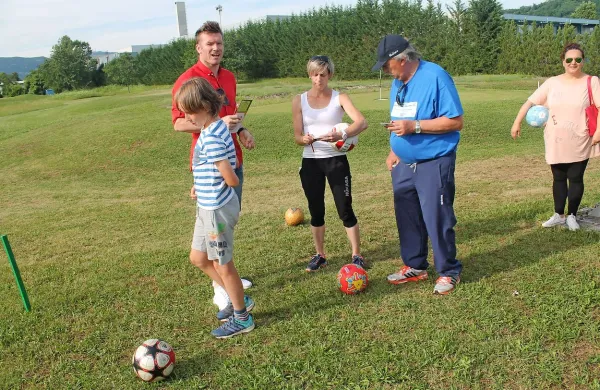 Predstavitev sta vodila pobudnik prihoda footgolfa na Goriško, nekdanji nogometni reprezentant  Matej Mavrič Rožič (v 
rdečem),   in nogometni delavec ter podjetnik (Bolton Adriatic) 
Žarko Berlot, ki je na uvodnem tekmovanju delil tretje mesto 
z Jernejem Saksido, članom novega kluba FootGolf Šempeter (oba 49 udarcev).