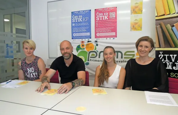 Katja Sešek iz Legebitre (levo), Matic Munc, Kristina Taja Gruenfeld (ŠOUP) in Nikolina Jeretič 
(PRIMSS) vabijo v Živo knjižnico vse, ki bi radi spoznali ljudi z drugačnimi življenjskimi 
zgodbami.