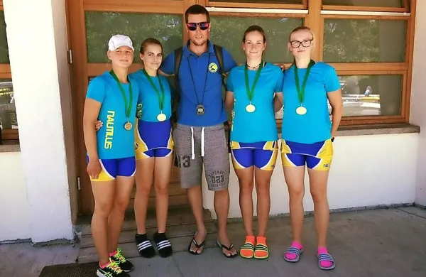 Koprski zmagovalni dvojni četverec mlajših mladink (z leve so Neja Tepeš, 
Ema Mihič, Laura Kovačič in Noemi Zonta) s trenerem Anžetom Blažičem.

