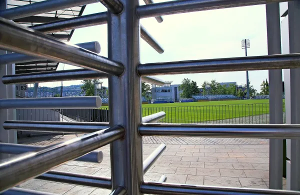 Pogled skozi glavni vhod stadiona na Bonifiki te dni potrjuje 
popolno zatišje nogometne dejavnosti ...