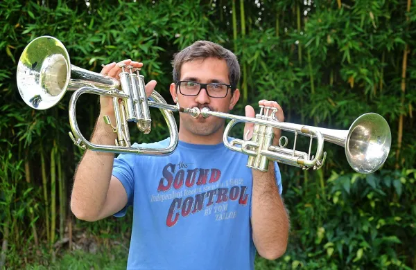 Rok Nemanič študira na Konservatoriju za glasbo v Celovcu, 
že osem let pa je ponosen na svojo skupino   Balkan Boys.
