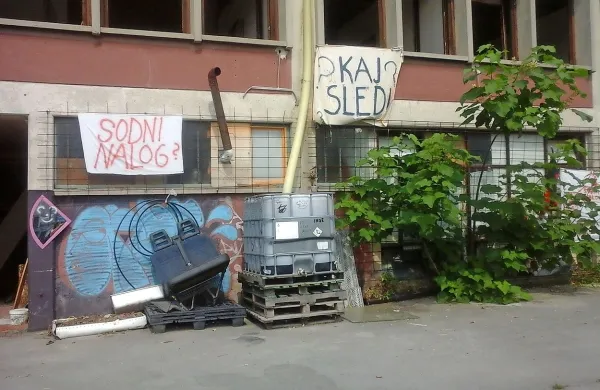Indejevci razmišljajo tudi o dnevu, ko bi jih lahko Valter Krmac s sodnim nalogom vrgel ven.

